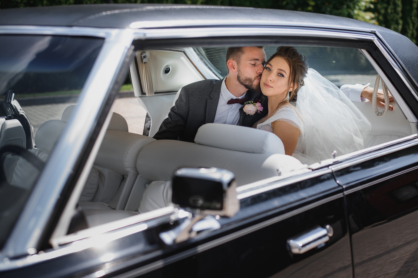 wedding-couple-are-sitting-back-seat-car-kissing_8353-11046